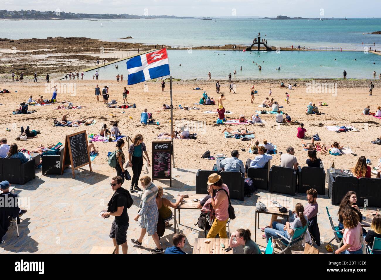 Piscina di acqua di mare e persone sulla spiaggia di sabbia, Saint Malo, Bretagna, Francia Foto Stock