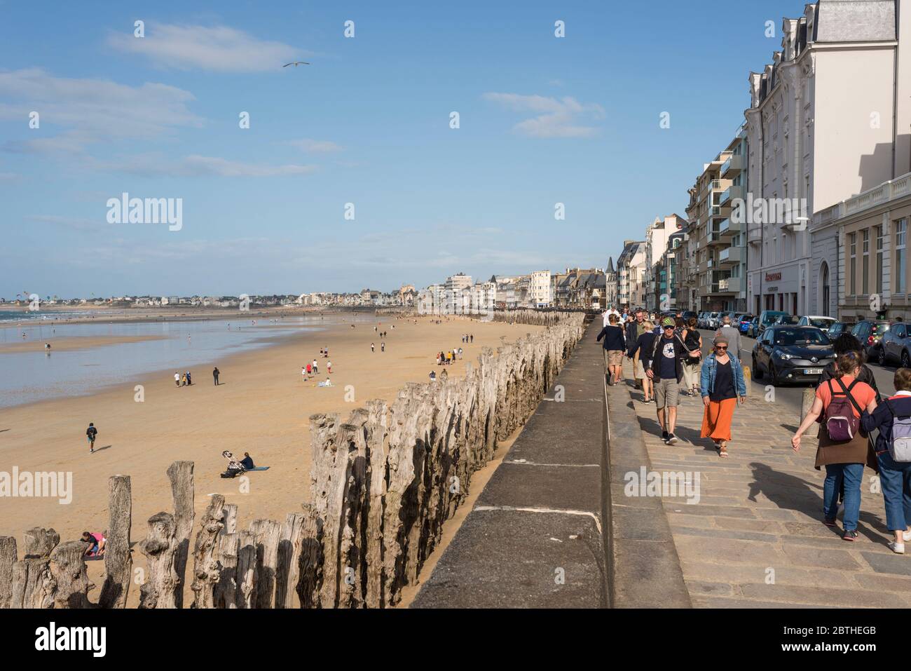 La gente camminare lungo la passeggiata sul lungomare. Saint Malo, Bretagna Francia Foto Stock