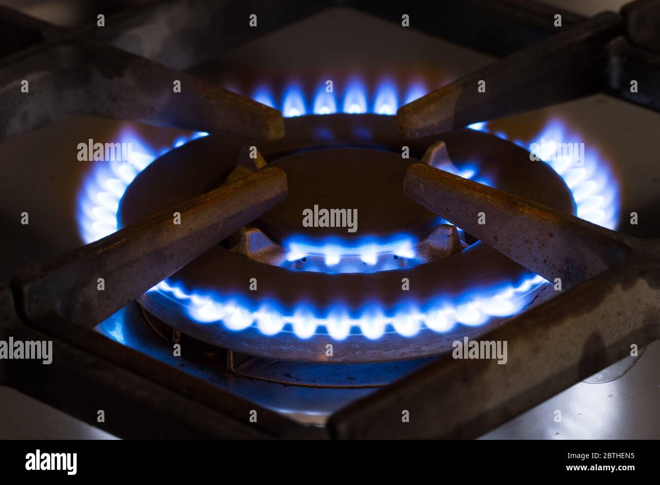 Bruciatore a gas da una stufa con una fiamma blu Foto Stock