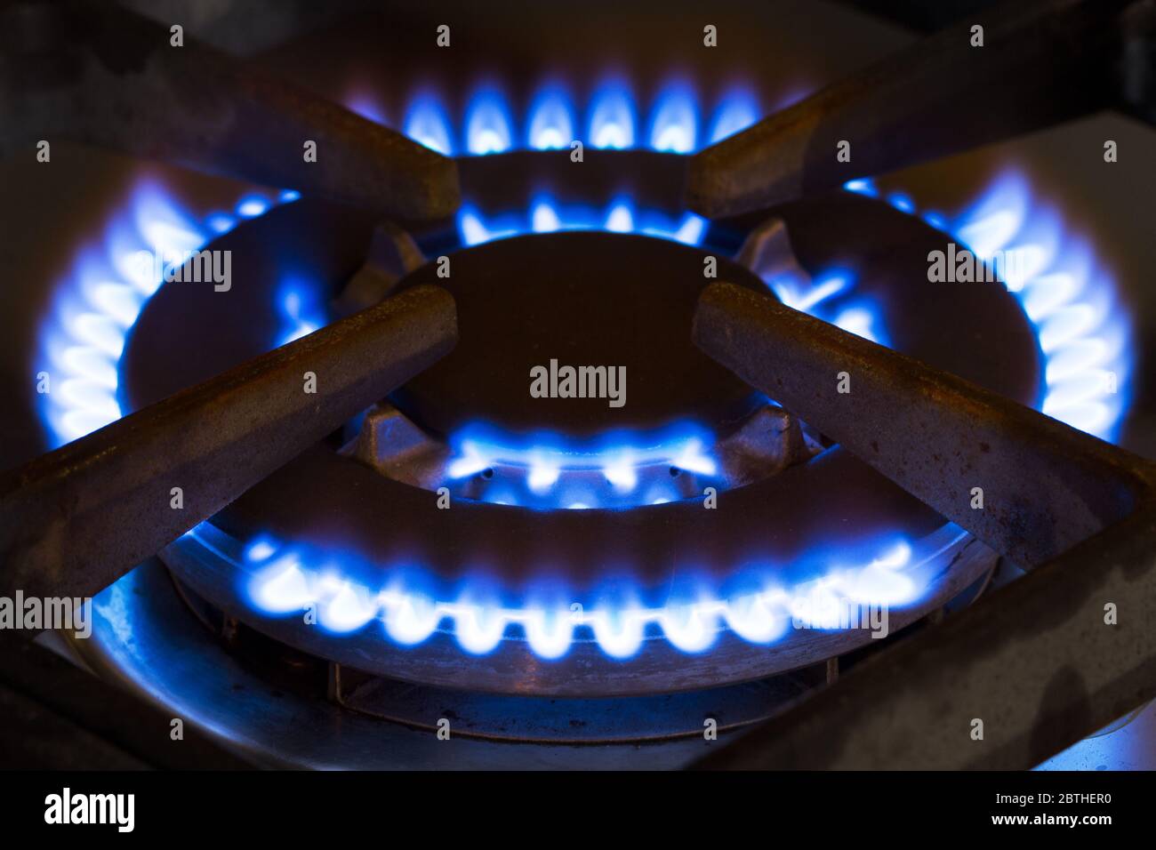 Bruciatore a gas da una stufa con una fiamma blu Foto Stock