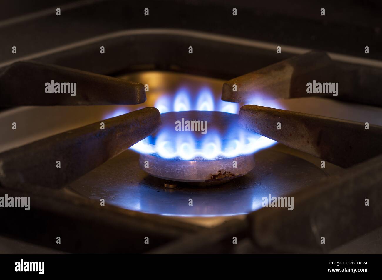 Bruciatore a gas da una stufa con una fiamma blu Foto Stock