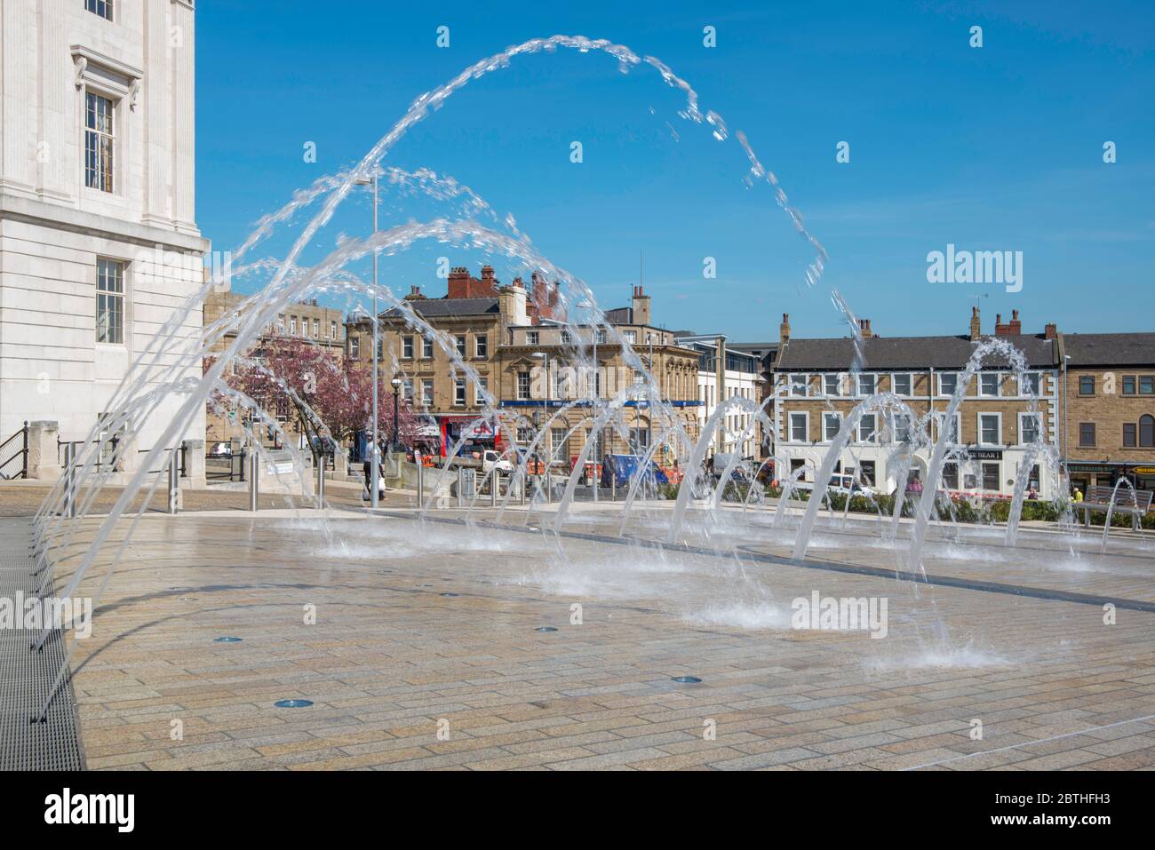 Le fontane di Barnsley Pals Centenary Square, accanto al municipio nel centro di Barnsley, nello Yorkshire meridionale Foto Stock