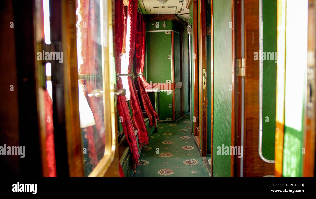Interno del treno espresso vintage con moquette e porte in legno Foto Stock