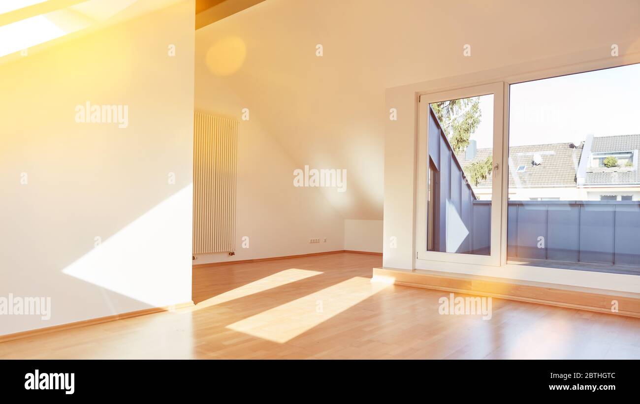 Soleggiato camera vuota con balcone in mansarda a casa di giorno Foto Stock