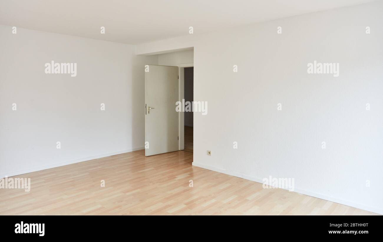 Grande camera vuota con porta della camera dopo il rinnovo prima di muoversi Foto Stock