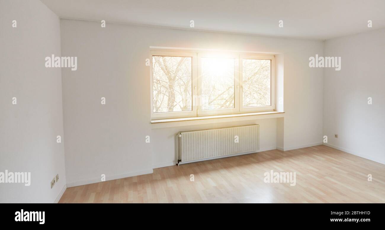 Ampia e luminosa camera come camera vuota in un appartamento soleggiato dopo la ristrutturazione Foto Stock