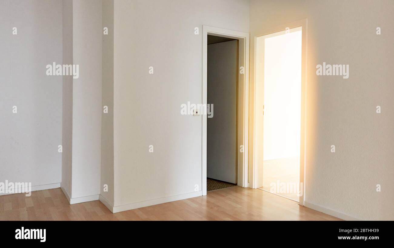 Ampio e luminoso corridoio con luce naturale dopo il rinnovo in un appartamento Foto Stock