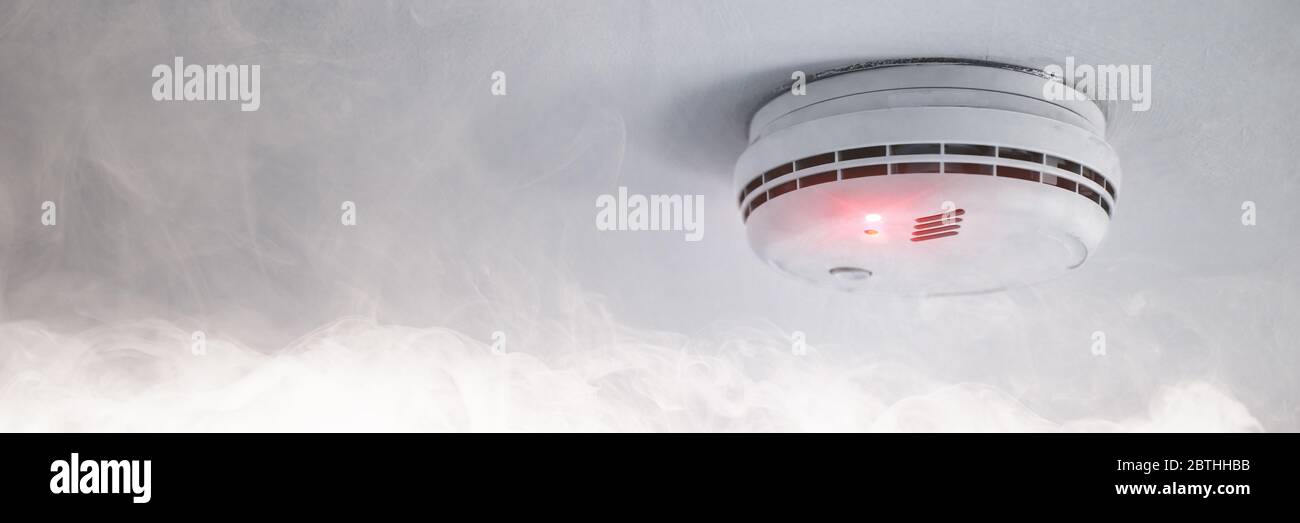 Rilevatore di fumo sul soffitto in caso di allarme antincendio dovuto al fumo come avviso di protezione antincendio Foto Stock