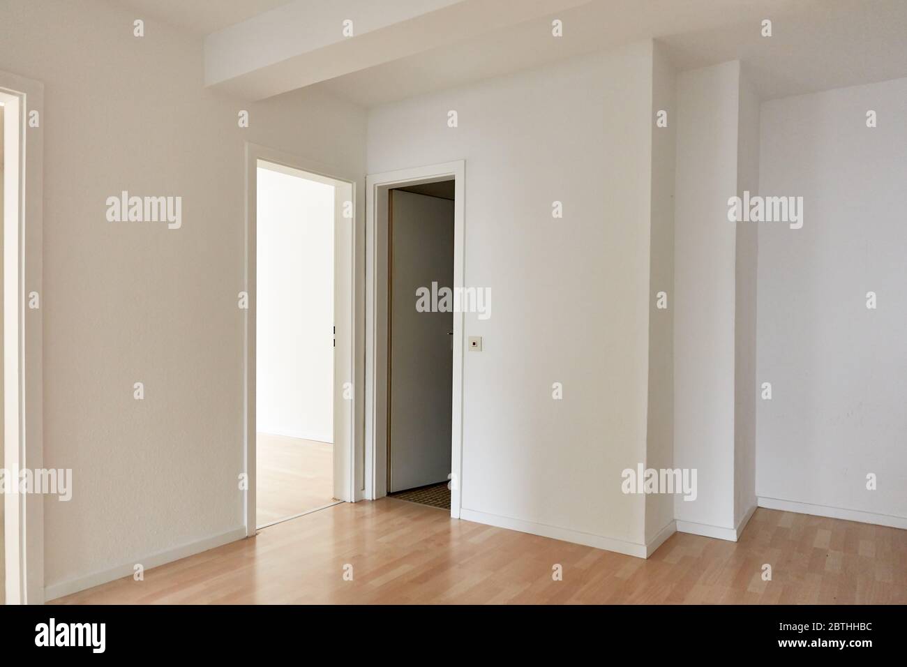 Ampio e luminoso corridoio come una sala di passaggio con porte alla camera e servizi igienici Foto Stock