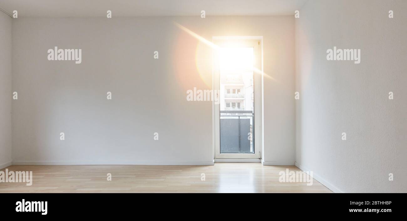 Camera vuota e luminosa come soggiorno con balcone Foto Stock