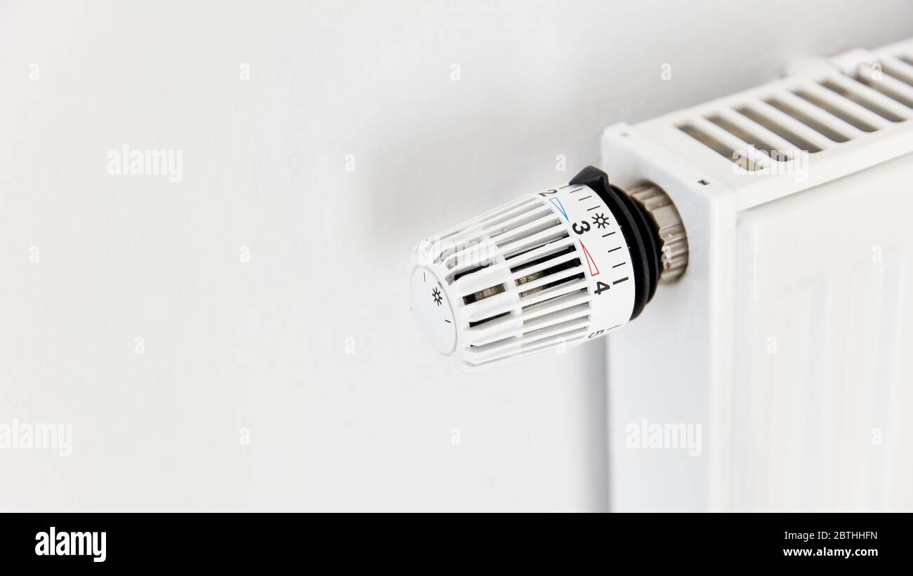 Termoregolatore con termostato su riscaldatore bianco con radiatore Foto Stock
