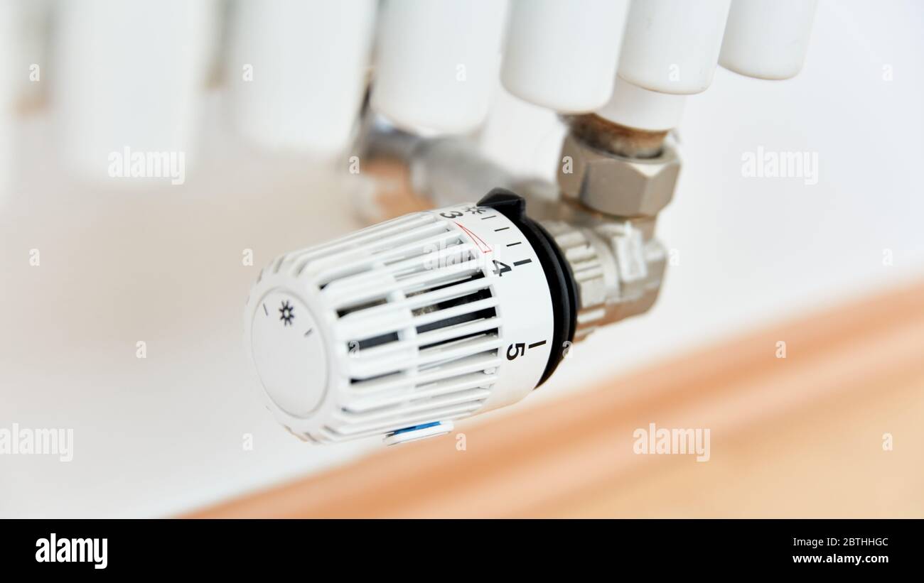 Termostato moderno su riscaldamento quando si riscalda un appartamento in inverno Foto Stock