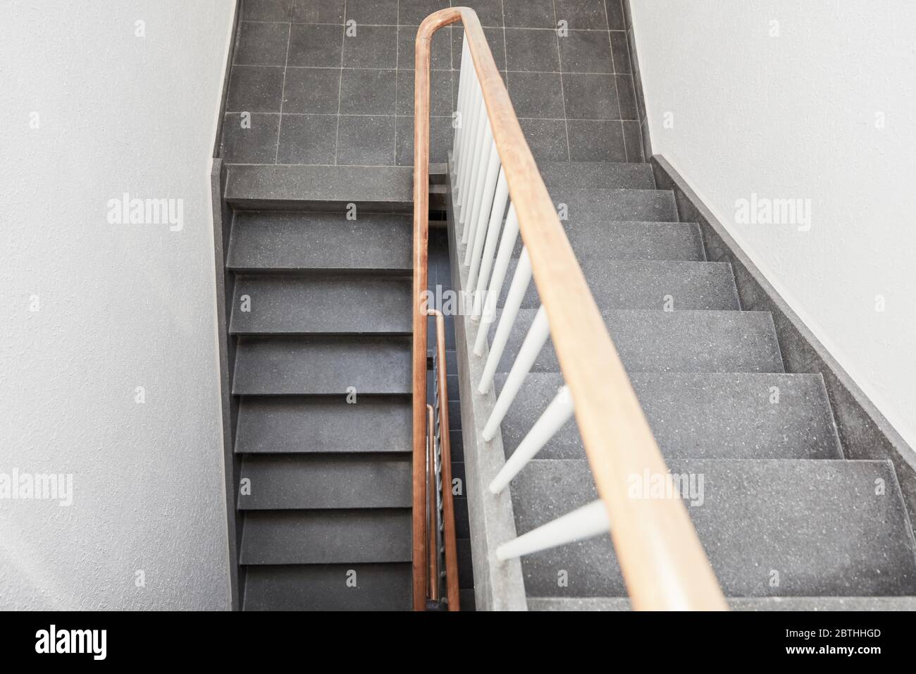 Scale nel corridoio o scala con banisters da un edificio di appartamenti Foto Stock
