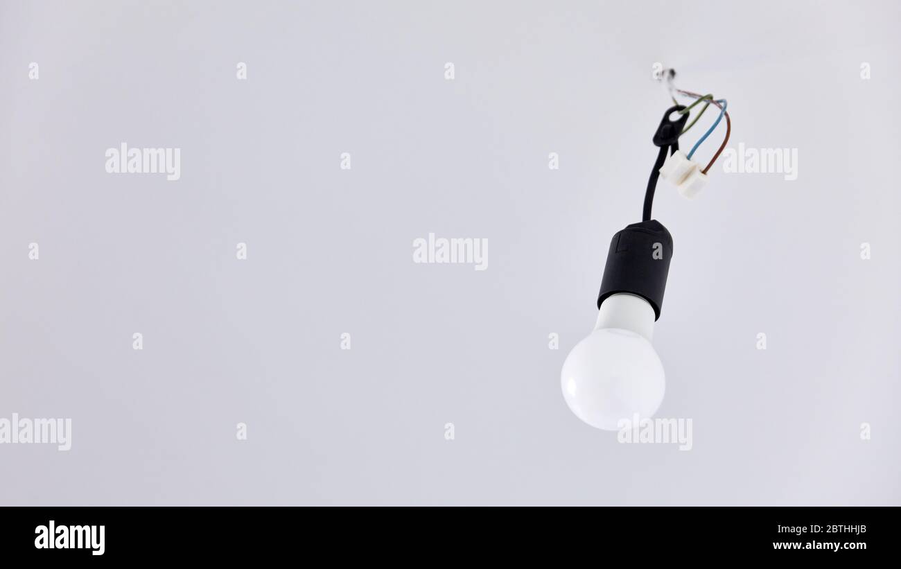 Lampada a LED sul soffitto in camera in ristrutturazione con spazio per fotocopie Foto Stock