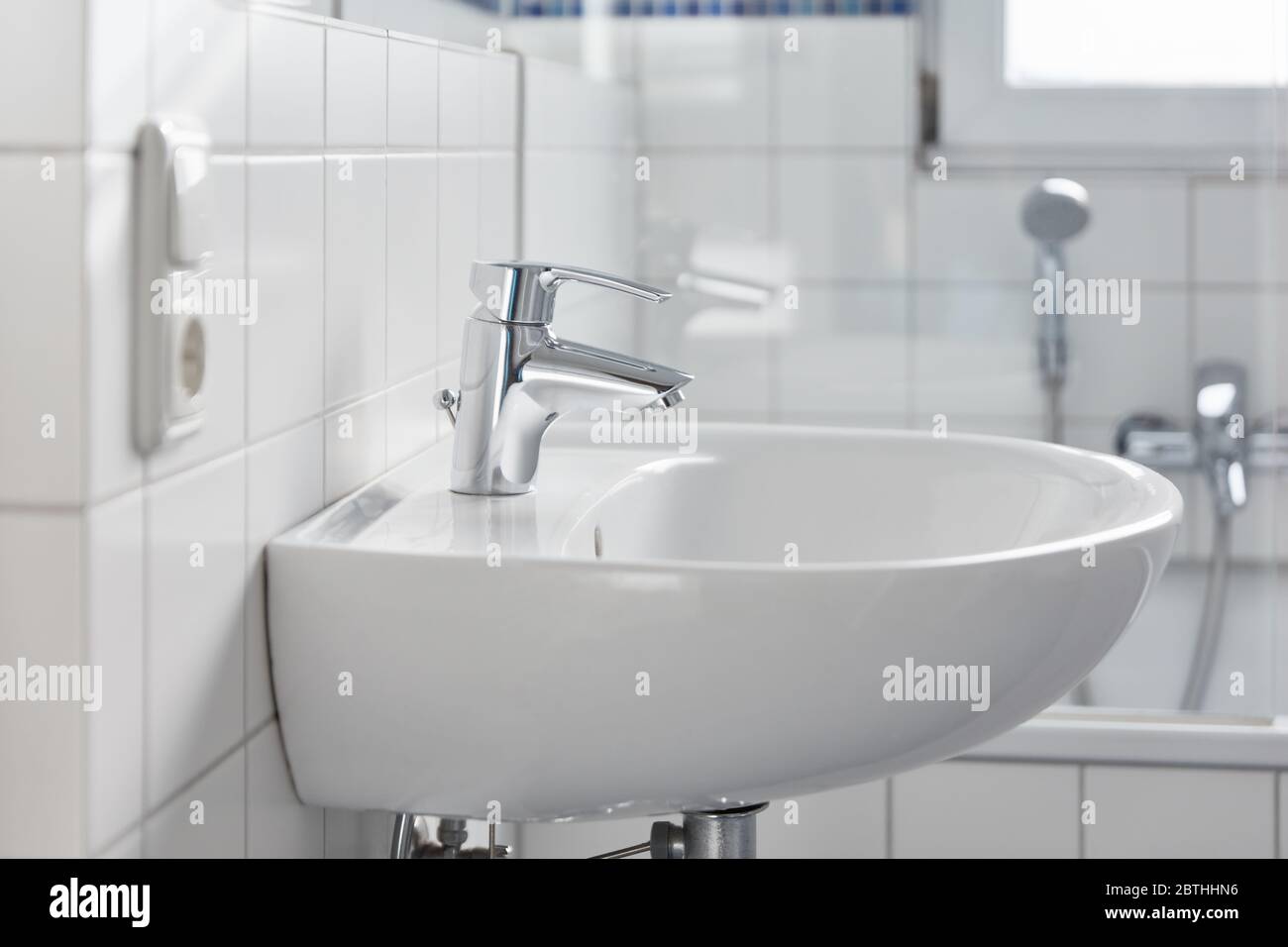 Lavello pulito con rubinetto in bagno bianco a casa Foto Stock