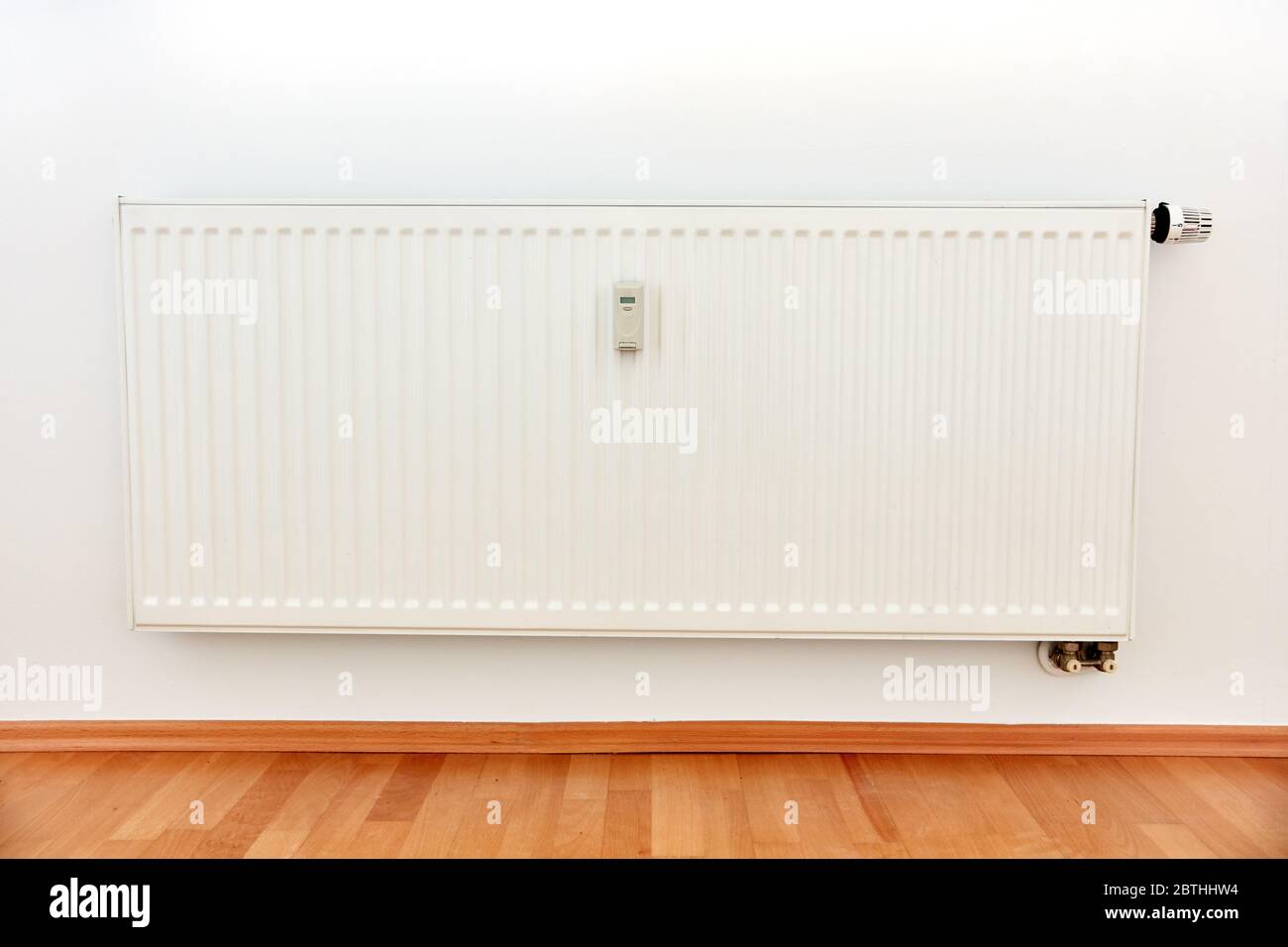 Allalizzatore di costi di calore per la lettura remota su riscaldamento bianco in un appartamento Foto Stock