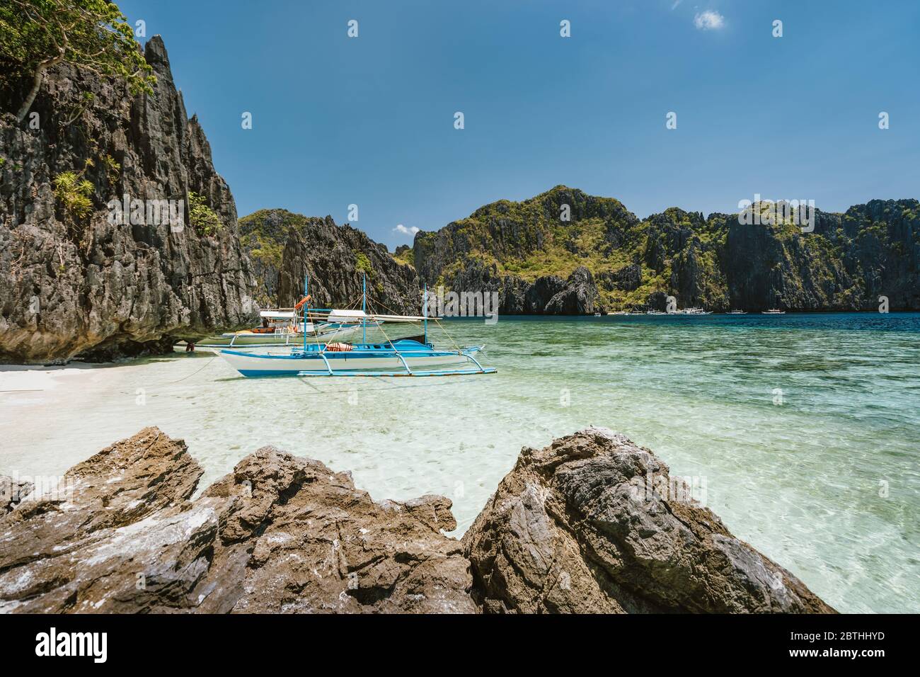 Tour turistico in barca ormeggiata alla spiaggia dell'isola di Shimizu - El Nido, Palawan, Filippine Foto Stock