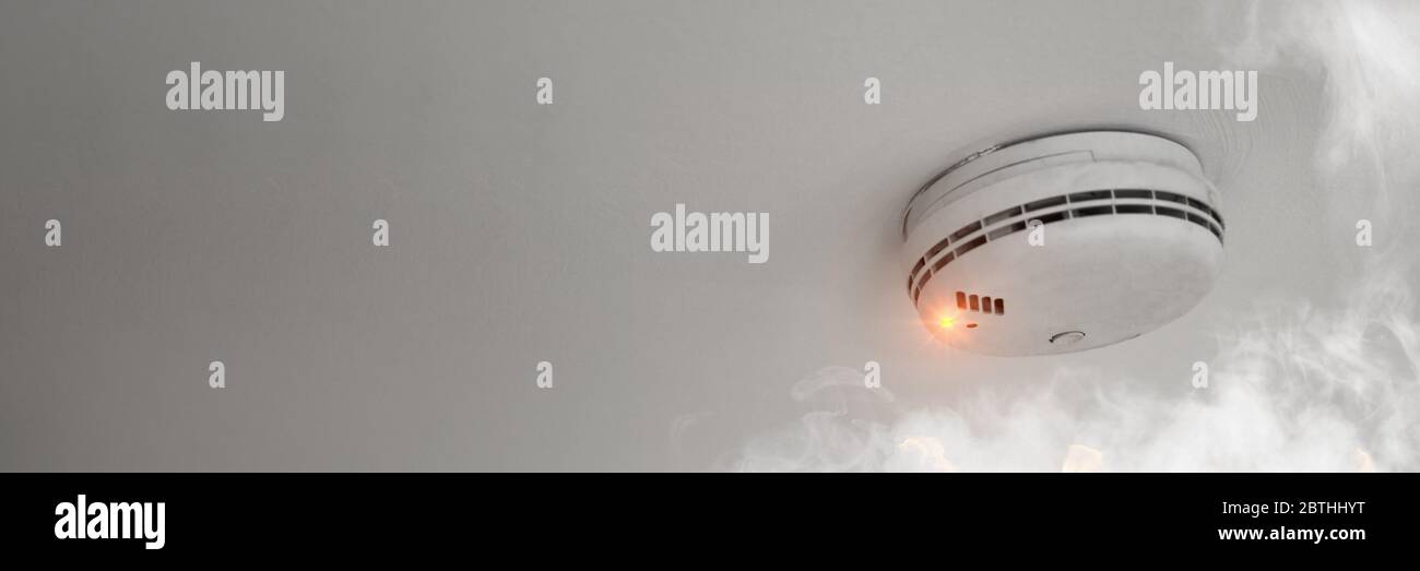 Protezione antincendio prevenzione tramite avviso del rilevatore di fumo in caso di allarme antincendio Foto Stock