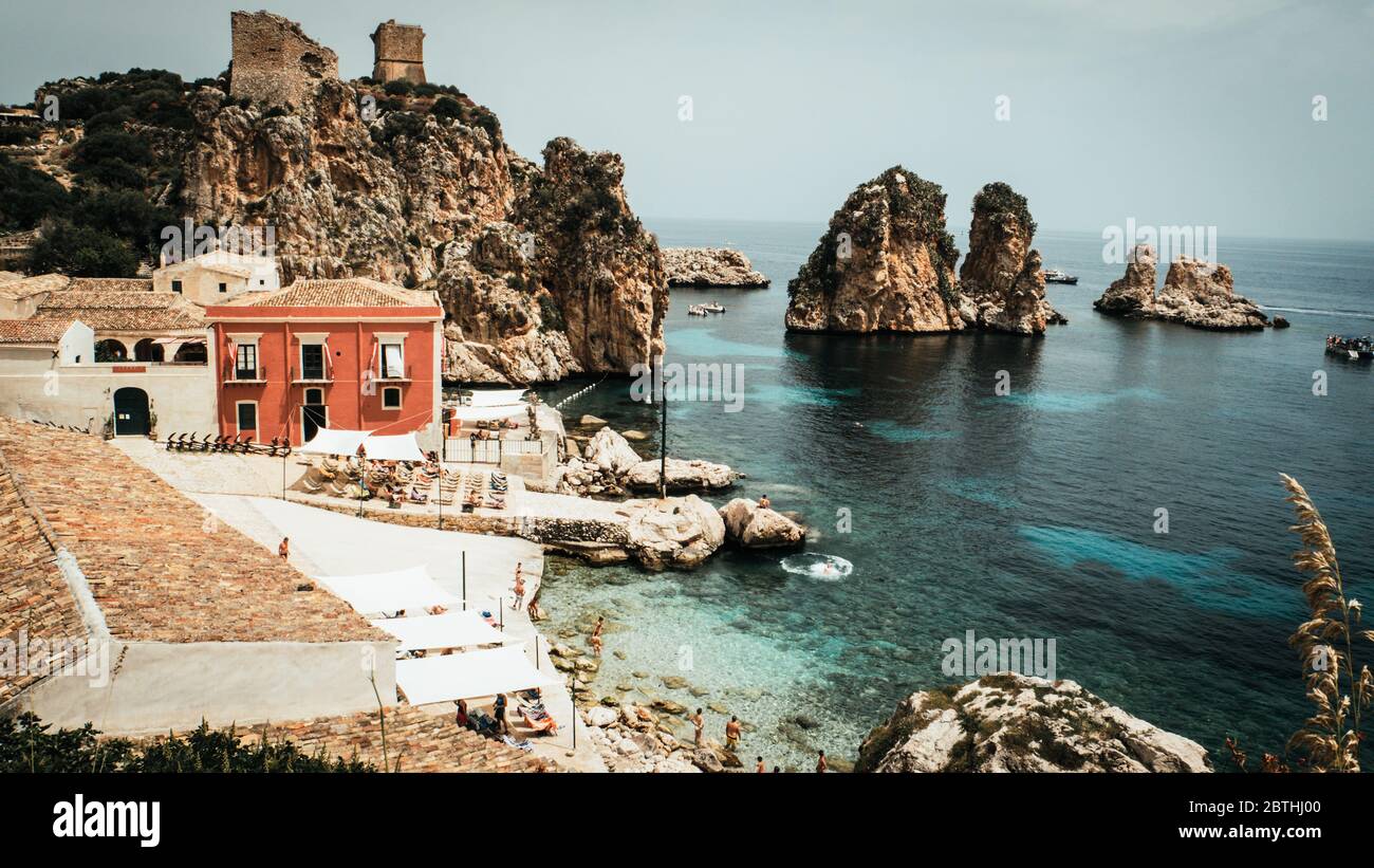 la tonnara di scopello famosa in tutto il mondo in sicilia dall'alto con il mare mediterraneo e le sue acque cristalline Foto Stock