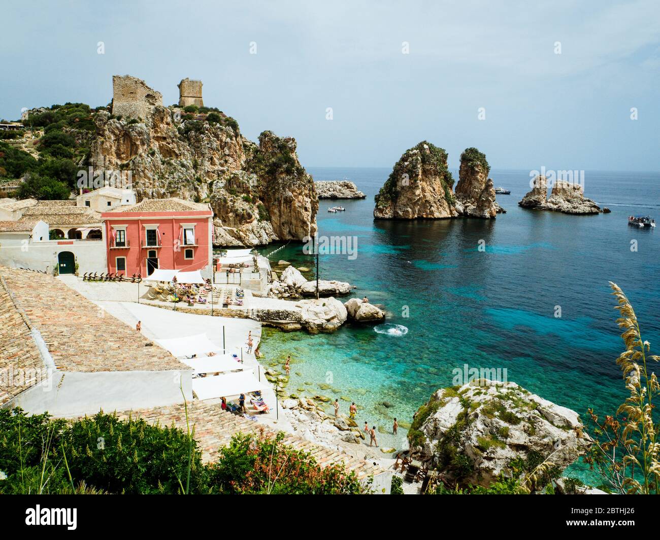 la tonnara di scopello famosa in tutto il mondo in sicilia dall'alto con il mare mediterraneo e le sue acque cristalline in hdr Foto Stock