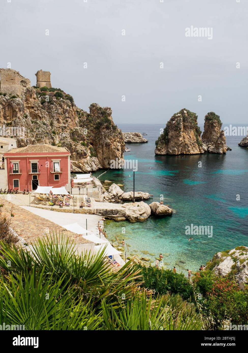 la tonnara di scopello famosa in tutto il mondo in sicilia dall'alto con il mare mediterraneo e le sue acque cristalline Foto Stock