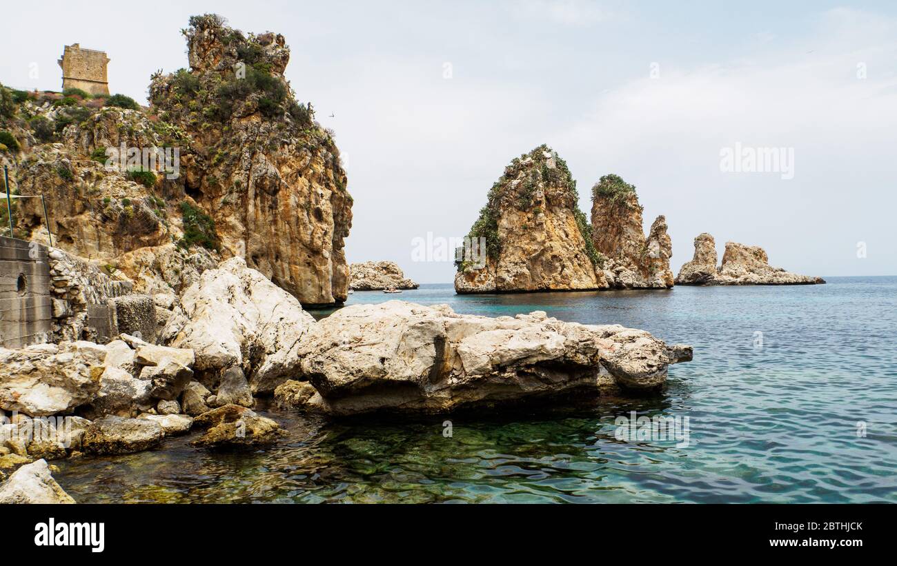 formazioni rocciose e acque cristalline in sicilia vicino alla famosa tonnara di scopello Foto Stock