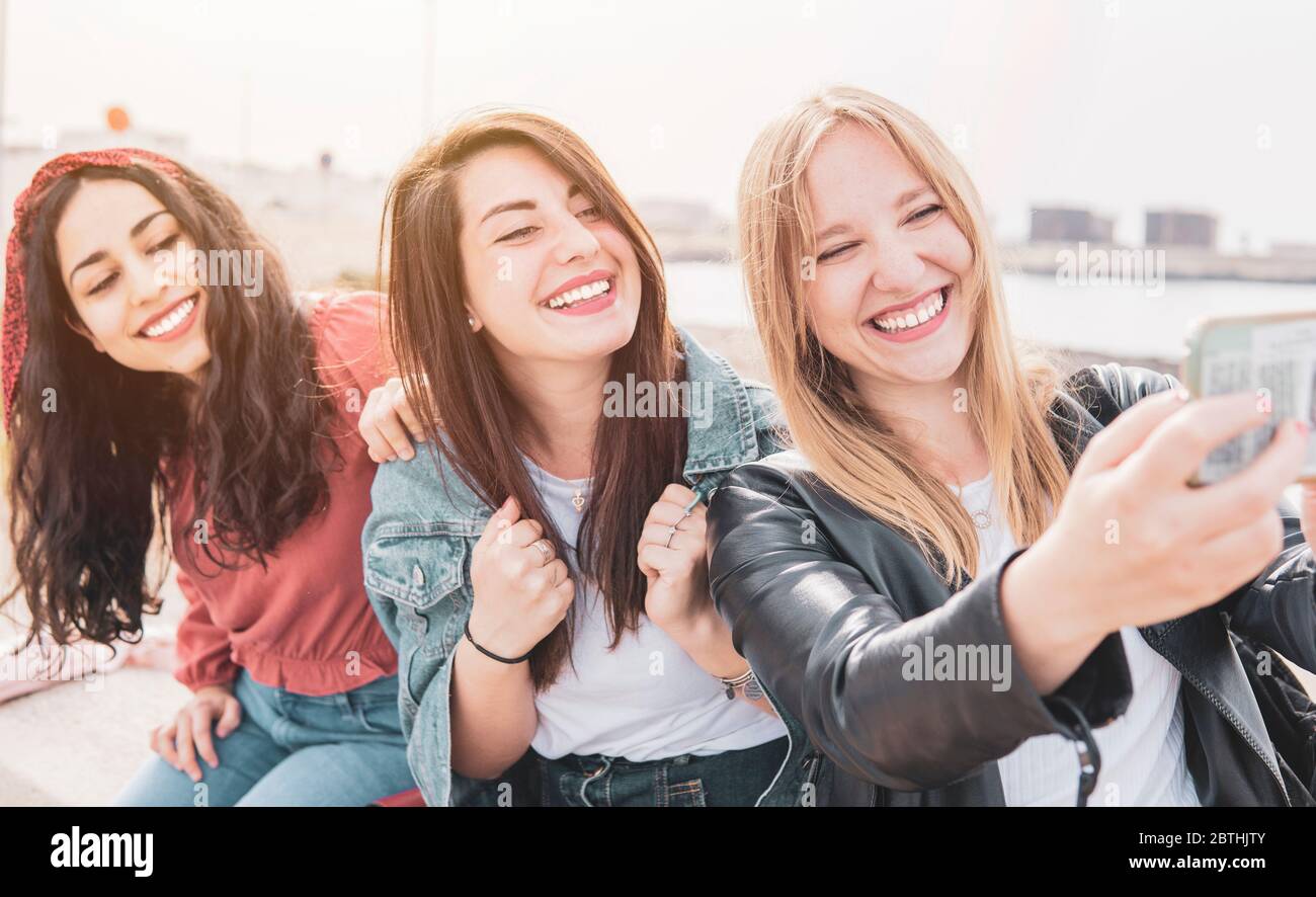 I migliori amici prendono un selfie con lo smartphone in un weekend di vacanza - felice gruppo multirazziale in vacanza scattare una foto - amicizia e concetto di divertimento Foto Stock
