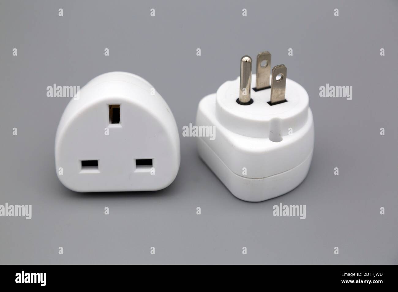 Adattatori da viaggio utilizzati per accedere all'elettricità durante i viaggi internazionali. Gli adattatori consentono agli accessori di caricarsi dalle prese a muro. Foto Stock