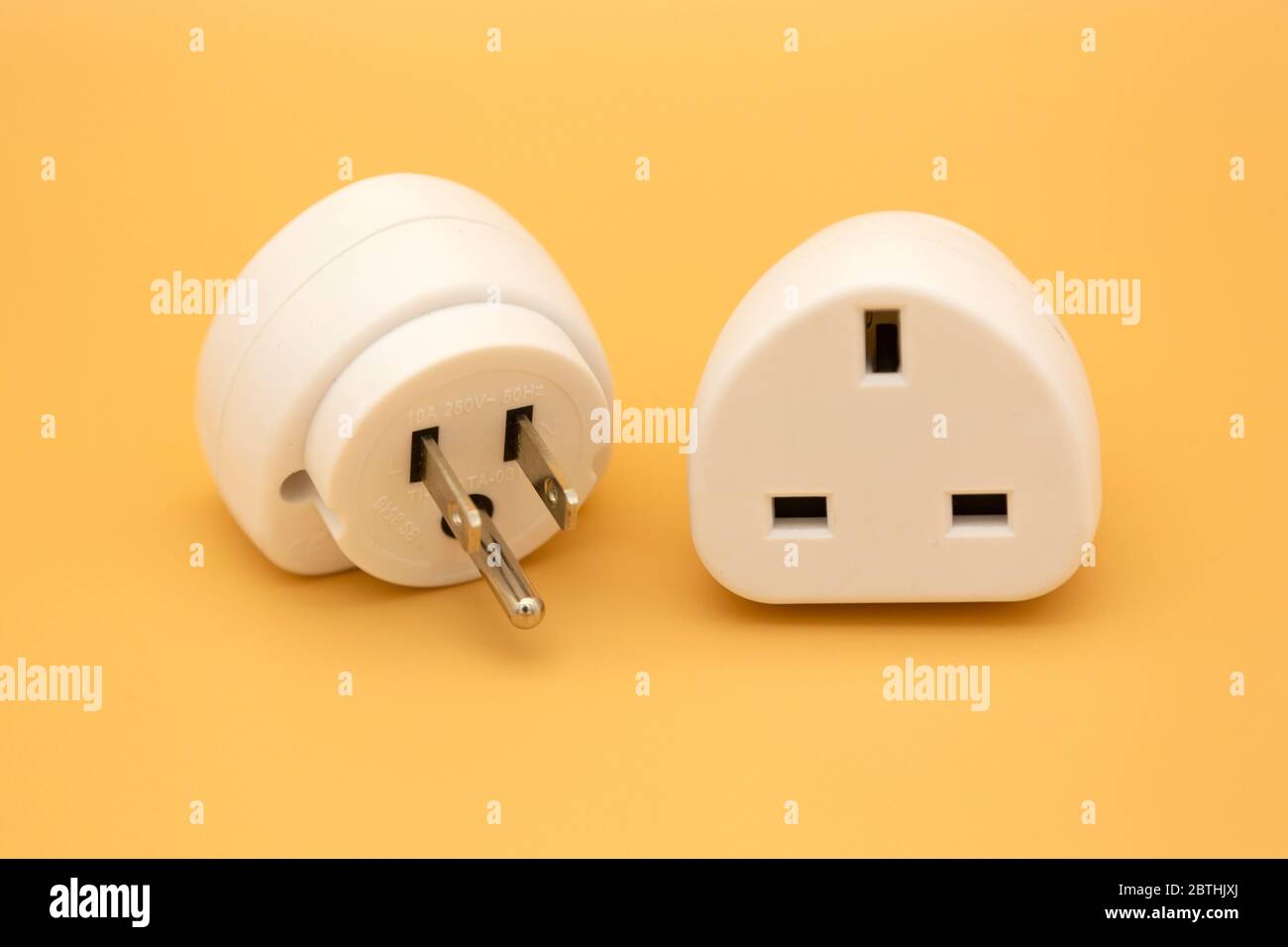 Adattatori da viaggio utilizzati per accedere all'elettricità durante i viaggi internazionali. Gli adattatori consentono agli accessori di caricarsi dalle prese a muro. Foto Stock