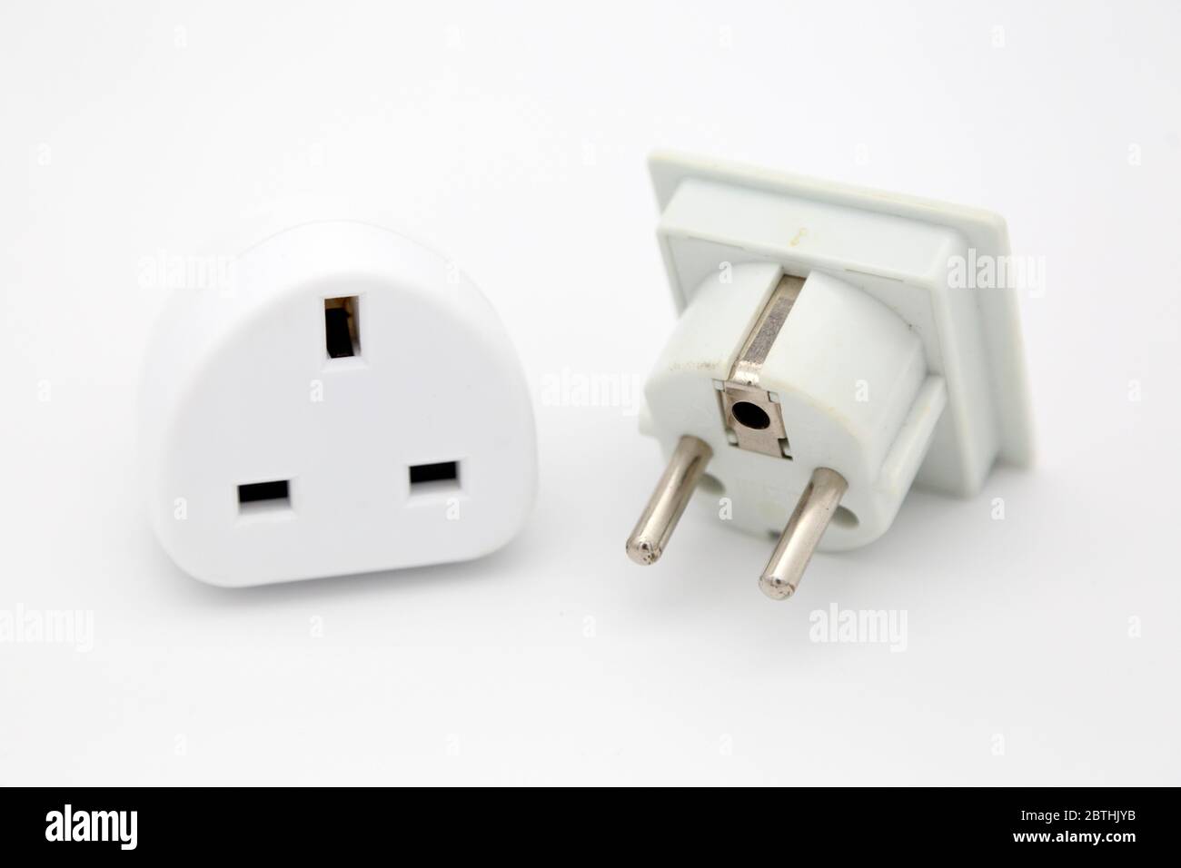 Adattatori da viaggio utilizzati per accedere all'elettricità durante i viaggi internazionali. Gli adattatori consentono agli accessori di caricarsi dalle prese a muro. Foto Stock
