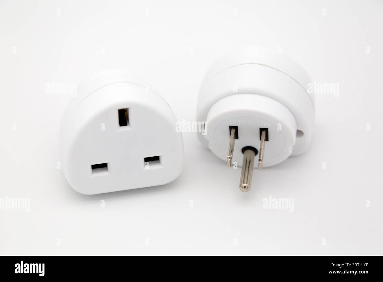 Adattatori da viaggio utilizzati per accedere all'elettricità durante i viaggi internazionali. Gli adattatori consentono agli accessori di caricarsi dalle prese a muro. Foto Stock