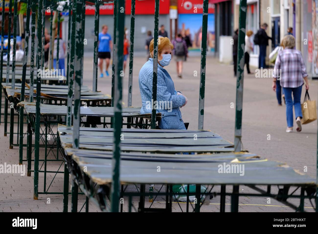Loughborough, Leicestershire, Regno Unito. 26 maggio 2020. Una donna si riposa su uno stallo del mercato vuoto dopo che Boris Johnson ha annunciato i mercati all'aperto sarà in grado di riaprire in Inghilterra dal 1 ° giugno, durante il blocco pandemico coronavirus. Credit Darren Staples/Alamy Live News. Foto Stock