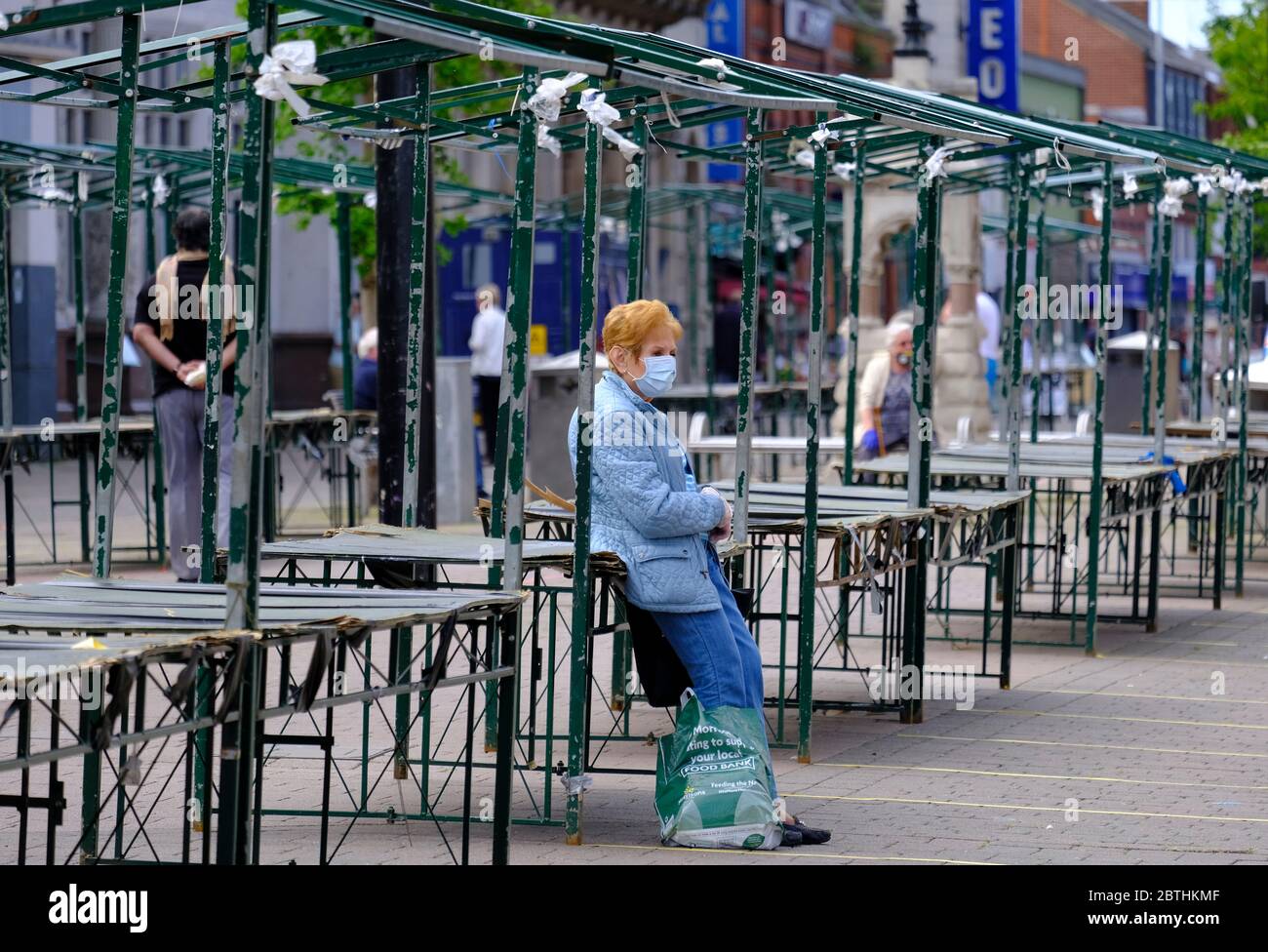Loughborough, Leicestershire, Regno Unito. 26 maggio 2020. Una donna si riposa su uno stallo del mercato vuoto dopo che Boris Johnson ha annunciato i mercati all'aperto sarà in grado di riaprire in Inghilterra dal 1 ° giugno, durante il blocco pandemico coronavirus. Credit Darren Staples/Alamy Live News. Foto Stock