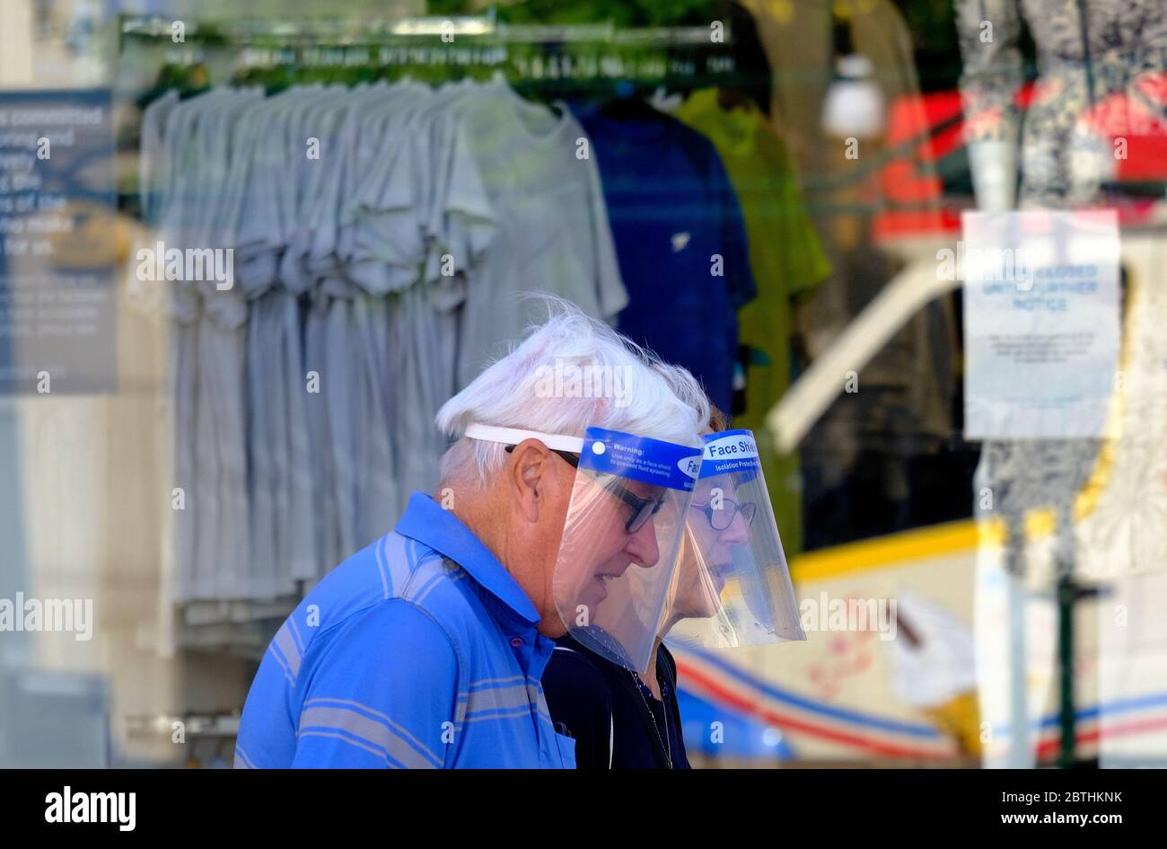 Loughborough, Leicestershire, Regno Unito. 26 maggio 2020. Una coppia mascherata cammina davanti a un negozio Primark chiuso dopo che Boris Johnson ha annunciato che i rivenditori non essenziali saranno in grado di riaprire in Inghilterra dal 15 giugno, durante il blocco pandemico del coronavirus. Credit Darren Staples/Alamy Live News. Foto Stock