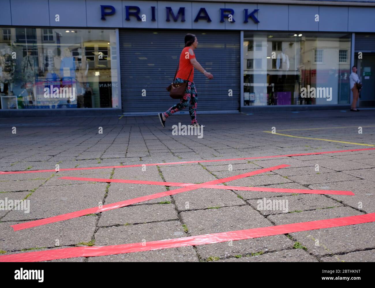 Loughborough, Leicestershire, Regno Unito. 26 maggio 2020. Una donna passa davanti a un negozio Primark chiuso con marcatori di distanza sociale dopo che Boris Johnson ha annunciato che i rivenditori non essenziali saranno in grado di riaprire in Inghilterra dal 15 giugno, durante il blocco pandemico coronavirus. Credit Darren Staples/Alamy Live News. Foto Stock