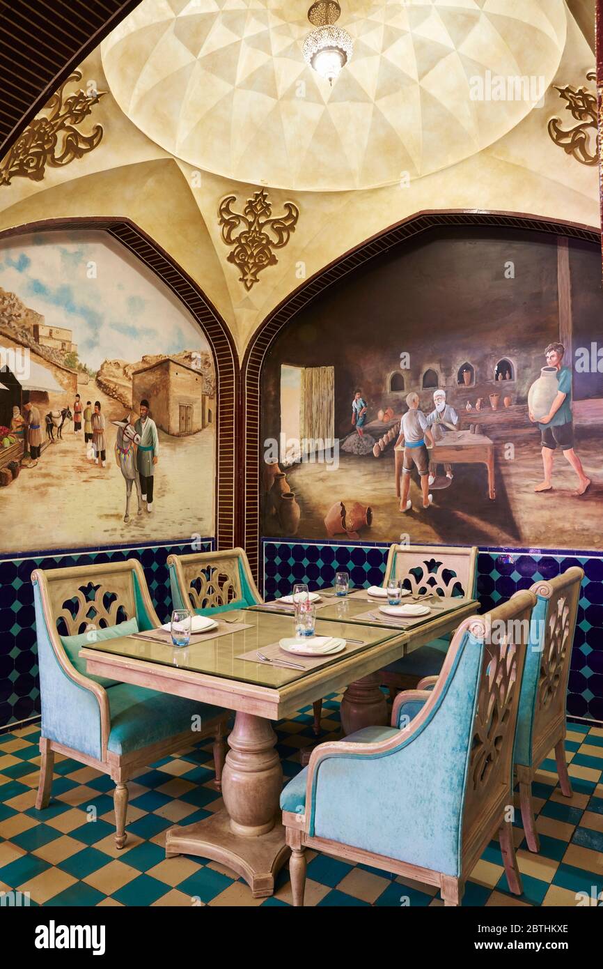 Gli interni decorati del Ristorante Parisa, Souk Waqif, Doha, Qatar Foto Stock