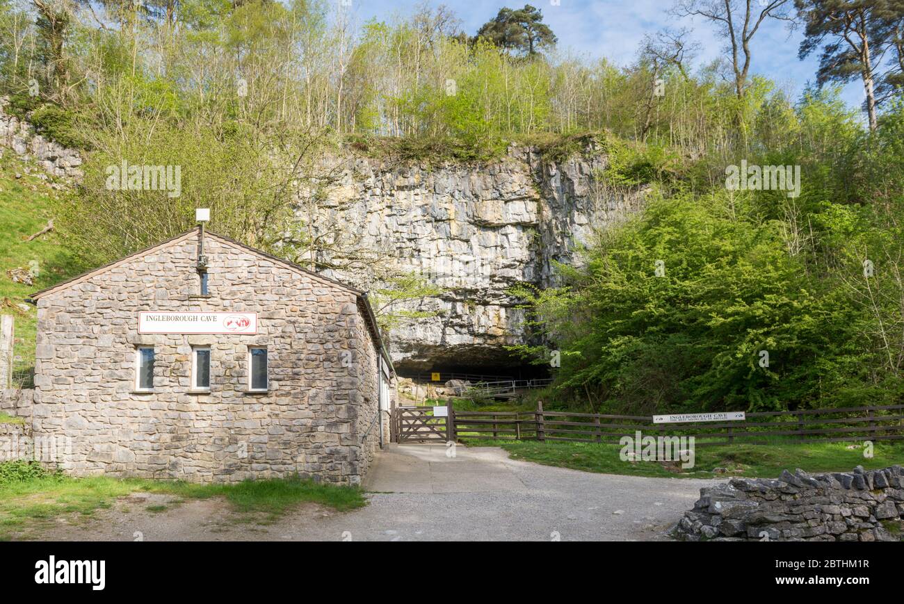 Vista dell'ingresso alla Grotta di Ingleborough, una grotta a vista vicino a Clapham, nelle valli dello Yorkshire Foto Stock