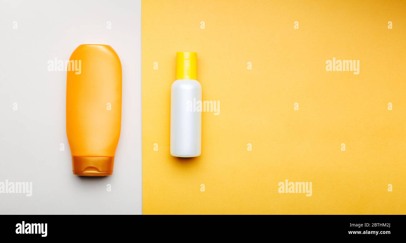 Bottiglie prodotti per bagno doccia shampoo balsamo capelli su sfondo colorato. Prodotti per la cura della pelle dei capelli per trattamenti termali. Cosmetici naturali Foto Stock