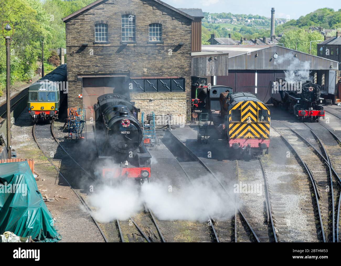 Locomotive a vapore e diesel fuori dal motore si trova ad Howarth sulla ferrovia storica di Keighley e Worth Valley, West Yorkshire Foto Stock