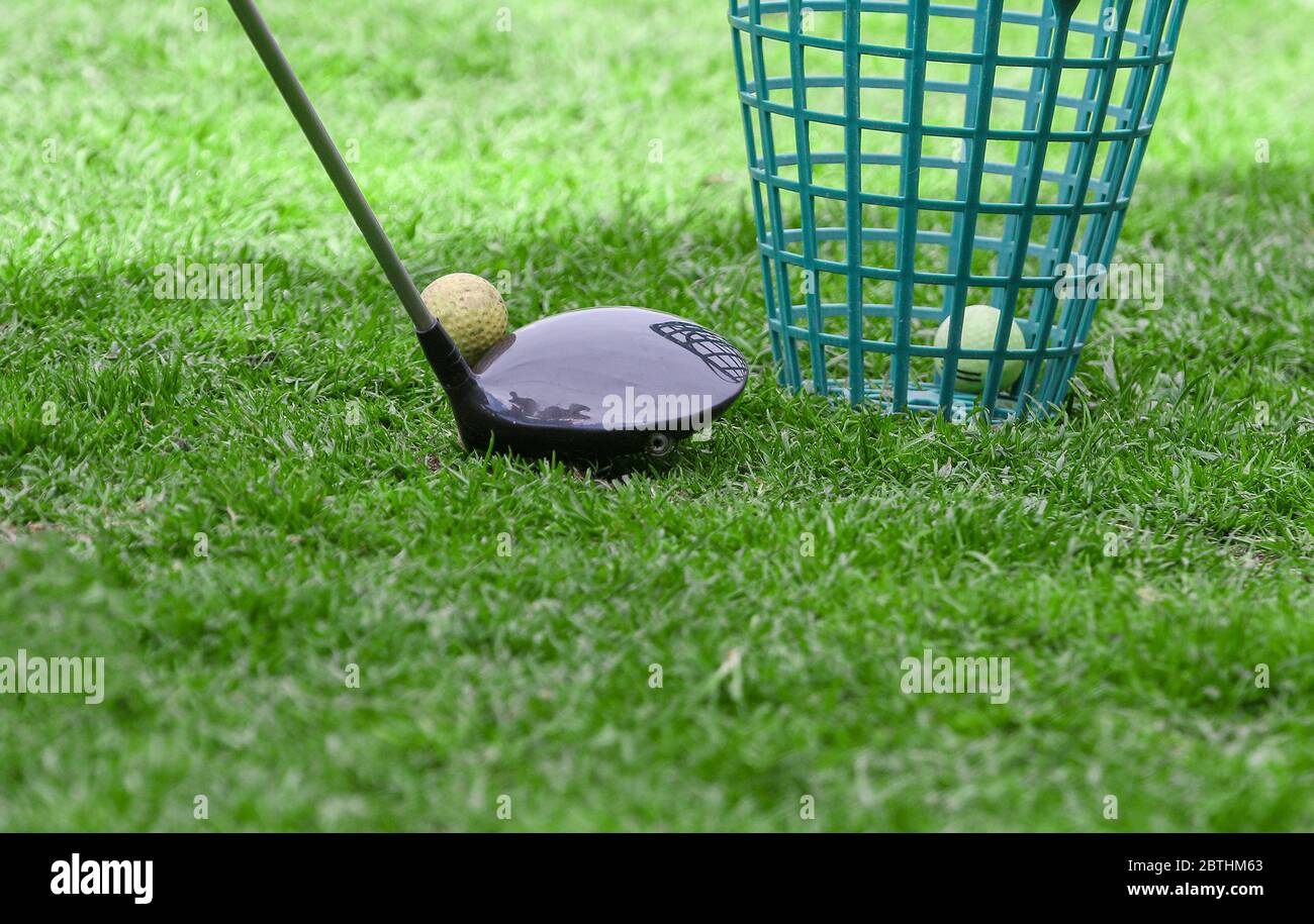 la sfera di golf con un driver nella scatola del t Foto Stock