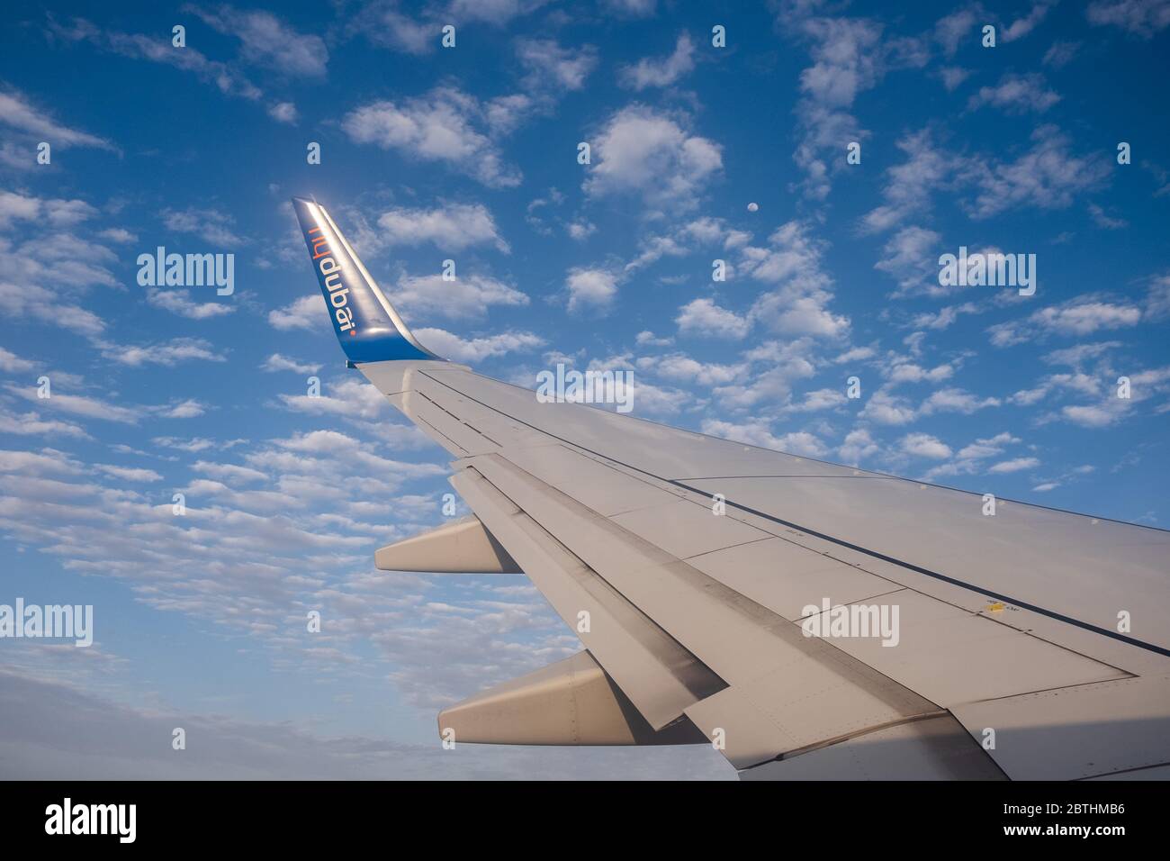 Vista da una finestra in aereo di un'ala con logo flydubai, Dubai, Emirati Arabi Uniti. Foto Stock