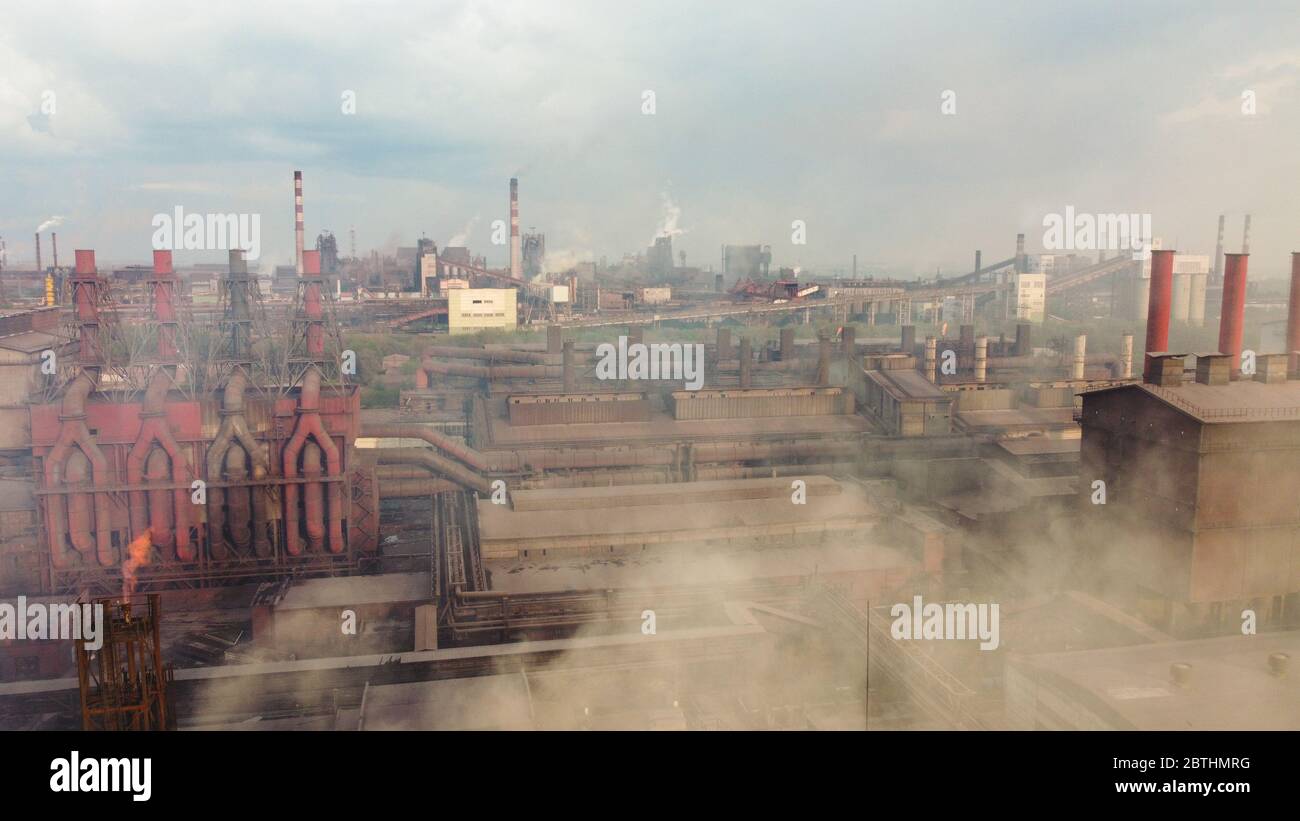 Industria pesante. Emissioni di CO2, gas velenosi da camini. Tubazioni sporche Foto Stock