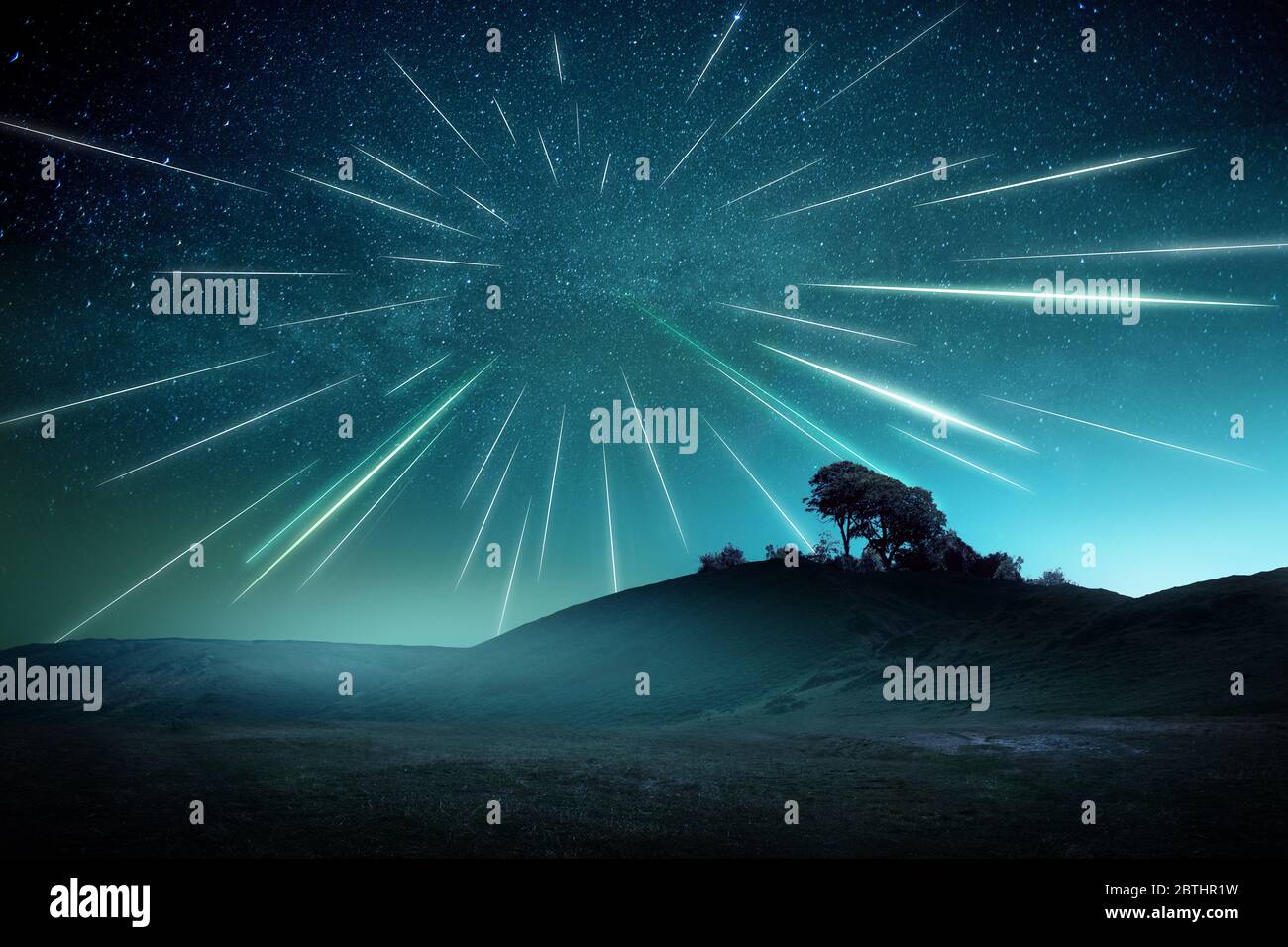 Una grande doccia meteora in una serata nebbiosa con striature attraverso il cielo. Stelle di ripresa paesaggio astrofotografia composito. Foto Stock