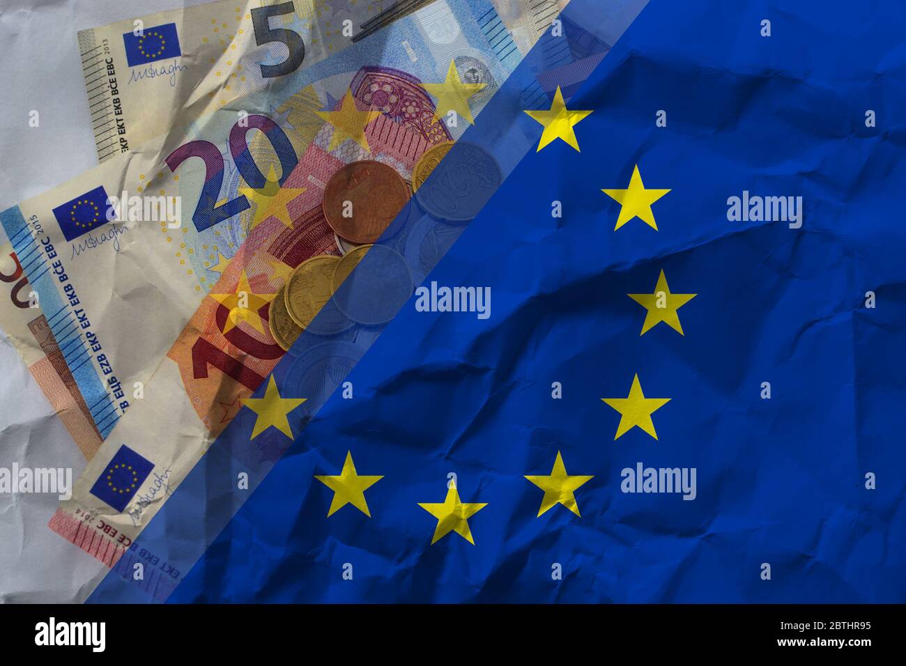 Bandiera europea e moneta in euro su carta crumpled. Bandiera europea e moneta in euro. Foto Stock