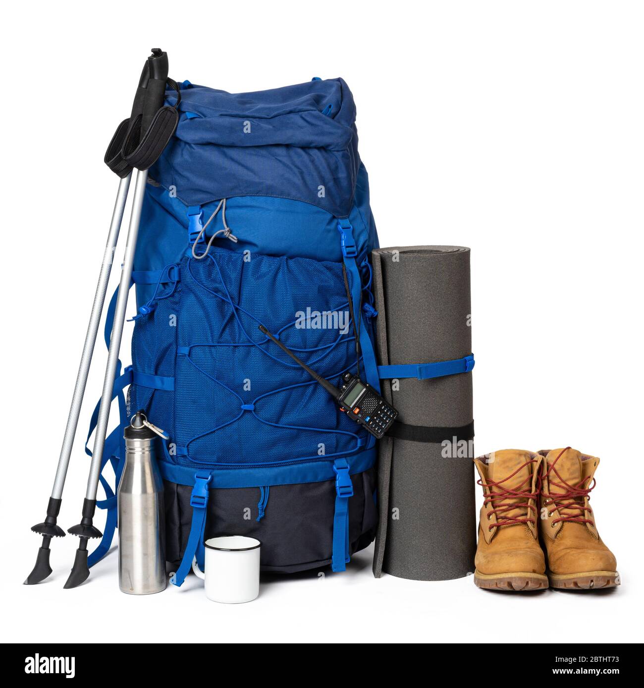 Zaino blu da trekking con tappetino fitness isolato su bianco Foto Stock