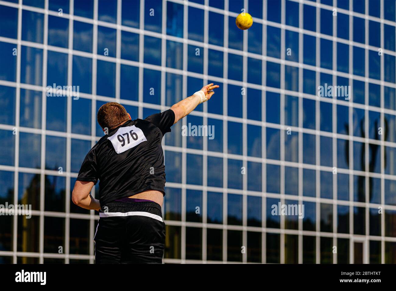 shot mettere l'atleta uomo sulla facciata di vetro di sfondo Foto Stock