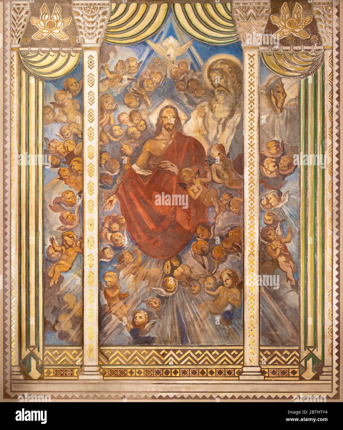 BARCELLONA, SPAGNA - 3 MARZO 2020: L'affresco di Gesù seduto a destra del Padre nella chiesa Parroquia Santa Teresa de l'Infant Gesù. Foto Stock