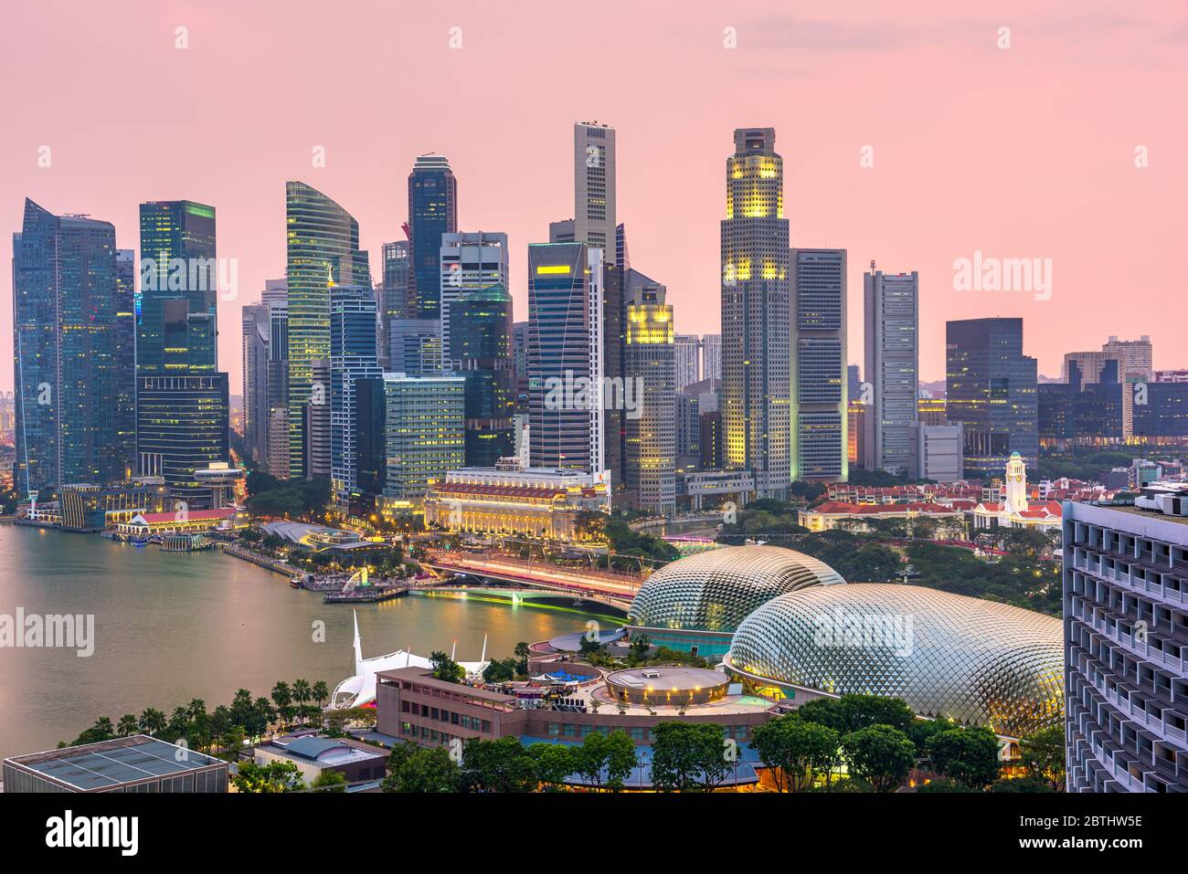 Singapore Financial District skyline al tramonto. Foto Stock