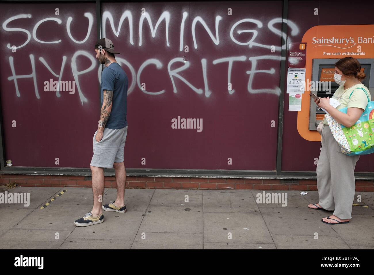 Graffiti che protestava contro Dominic Cummings viene spruzzato su un muro di supermercato vicino alla sua casa a nord di Londra, il giorno dopo che ha dato una conferenza stampa su accuse che ha violato le restrizioni di blocco del coronavirus. Foto Stock