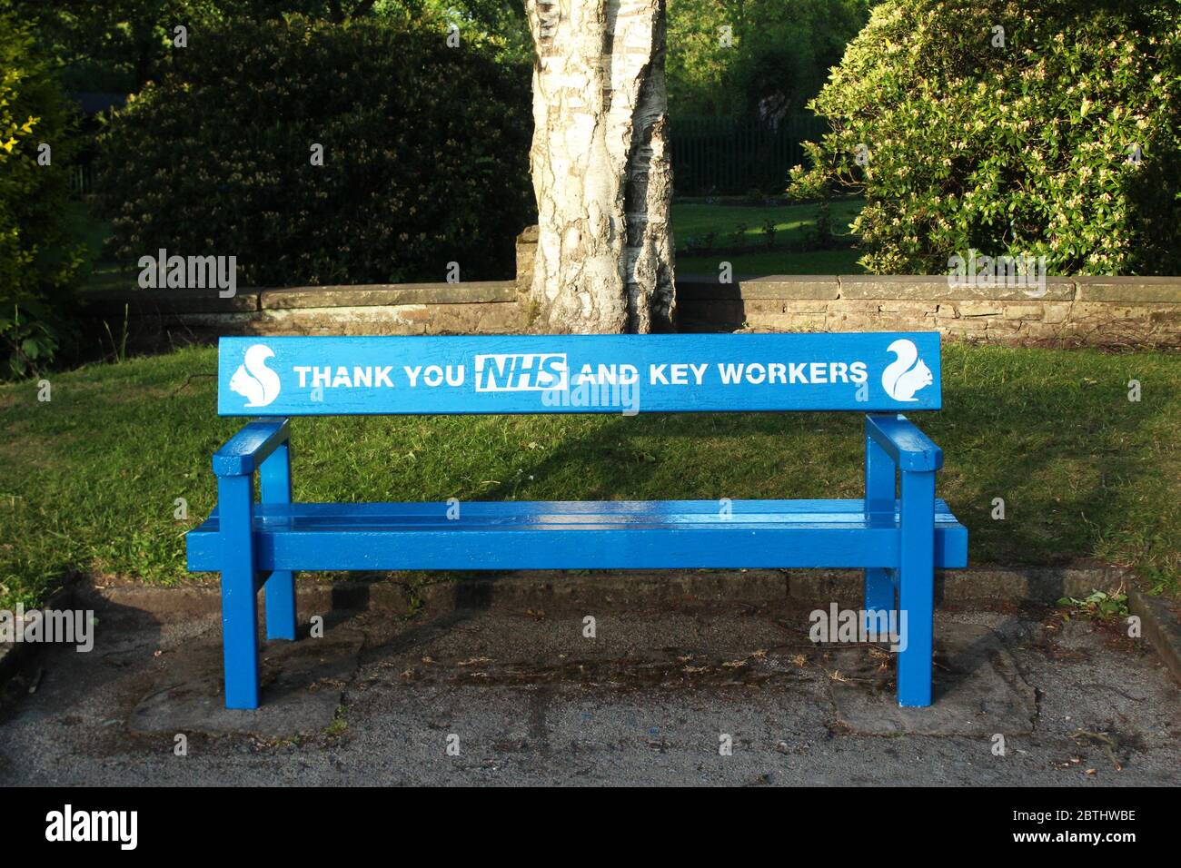 "Thankyou NHS e Key Workers" panchina dipinta blu a Davyhulme Park, Manchester Foto Stock